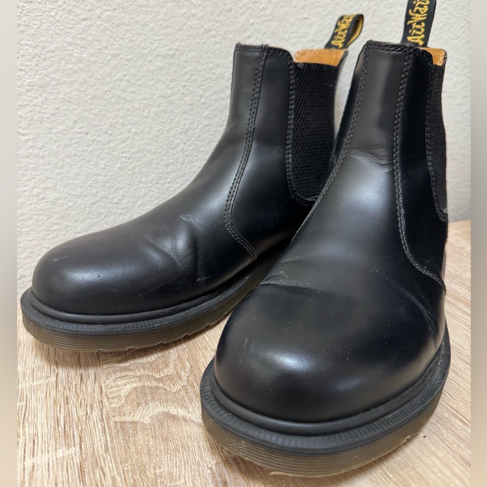 2976 smooth leather chelsea boots, size 7 doc martens